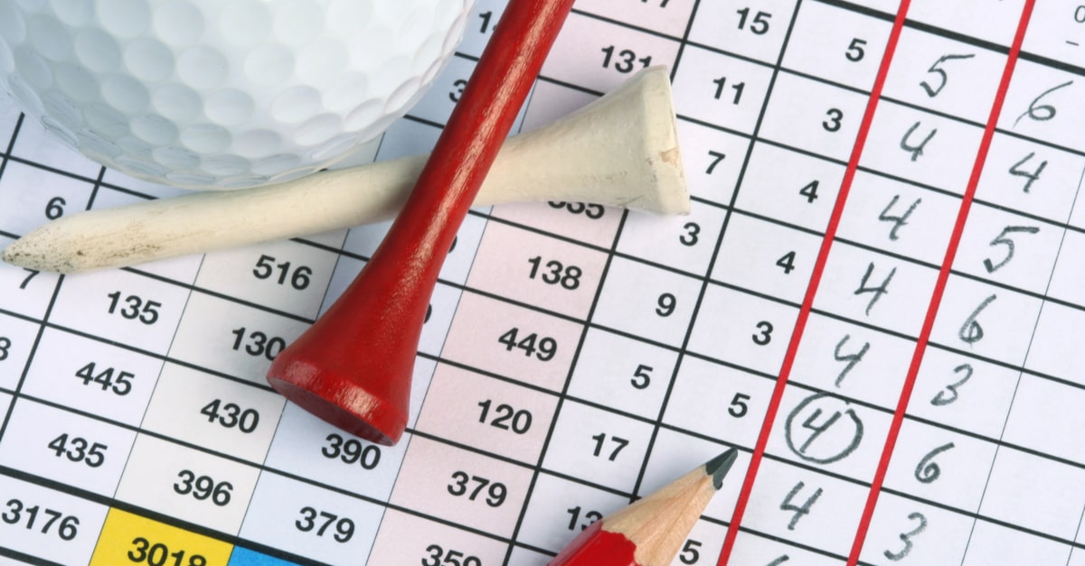 Scorekarte, Tees, Golfball und Stift fürs Notieren der Ergebnisse bei einem Golfturnier 