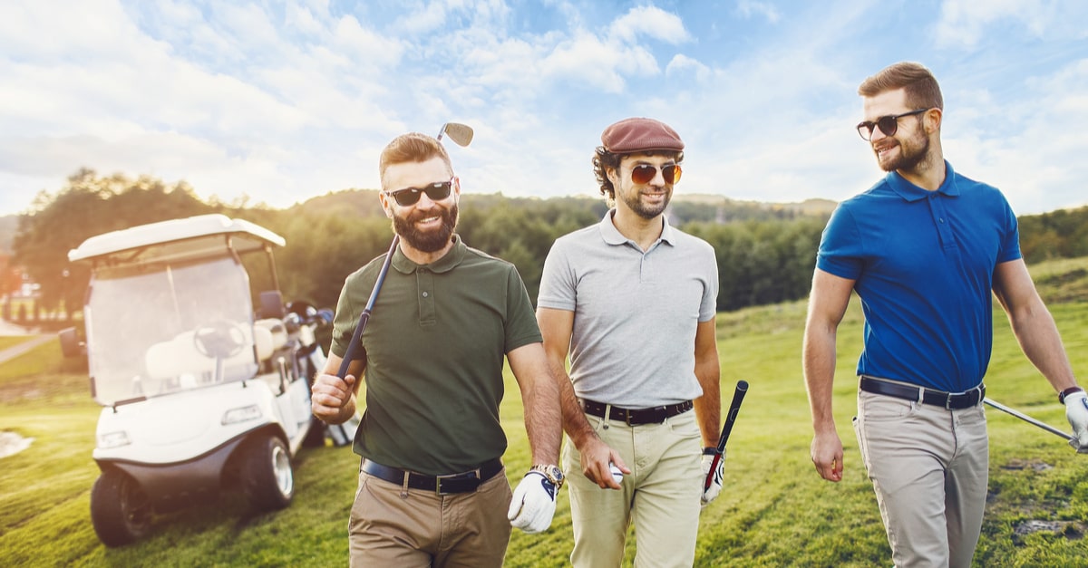 Männer in Golfbekleidung auf einem Golfplatz